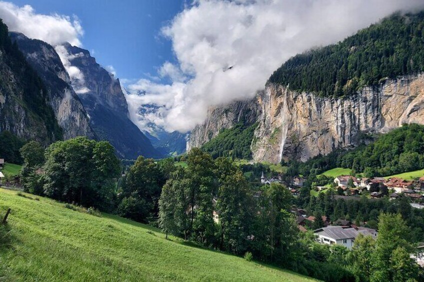 Walking Tour of Lauterbrunnen to Trummelbachfalle