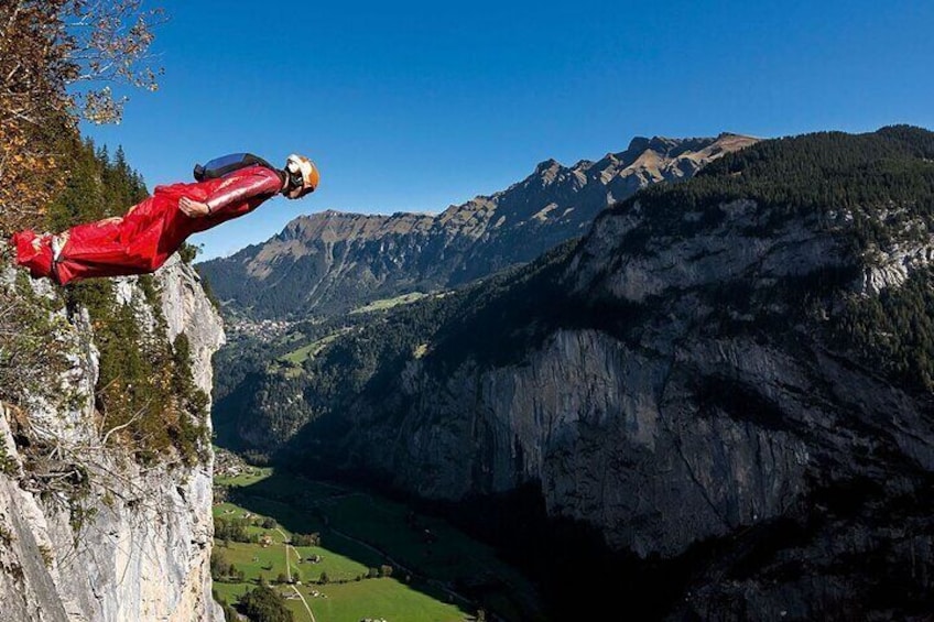 Walking Tour of Lauterbrunnen to Trummelbachfalle