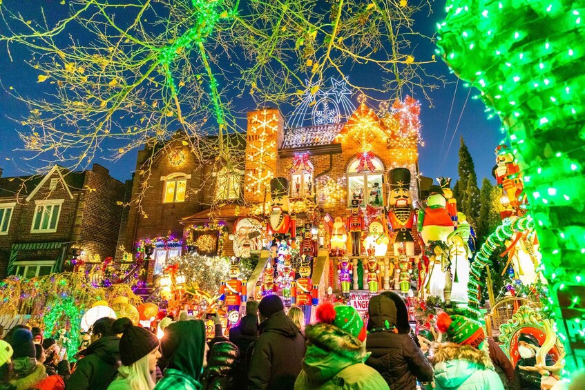 From Manhattan: 4-Hour Dyker Heights Holiday Lights Bus Tour