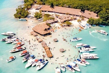 Tour en barco por las Islas Rosario con almuerzo y 4 clubes de playa