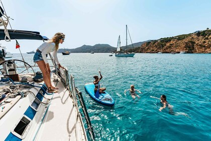 Desde Ibiza: tour en velero a Formentera con bebidas