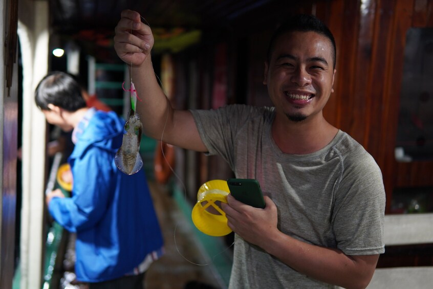 Vietnam : Enjoy Sunset & Night Squid Fishing