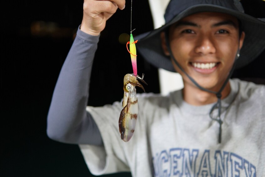 Vietnam : Enjoy Sunset & Night Squid Fishing