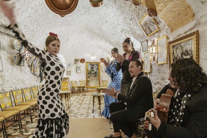 Flamenco show in Cueva los Amayas