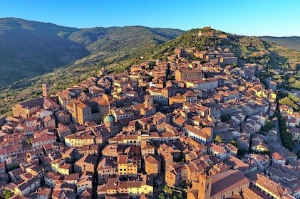 Cortona and Lake Trasimeno Full Day Tour with Lunch