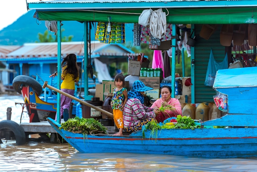 Cambodia: Tonle Sap half-day tour & free buffet dinner and dance show