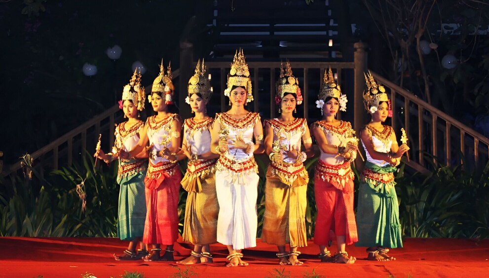 Cambodia: Tonle Sap half-day tour & free buffet dinner and dance show