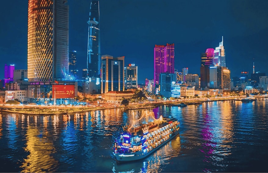 Ho Chi Minh: Private City Tour and Dinner Cruise with Buffet