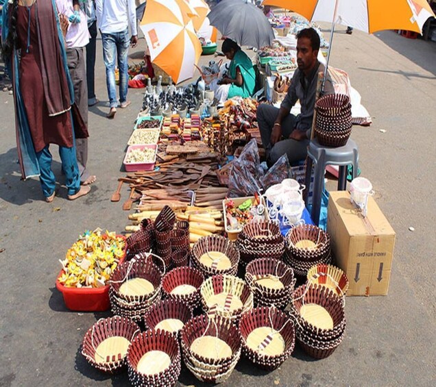 Picture 1 for Activity Varanasi: Private Evening Handicraft Market Tour with Dinner