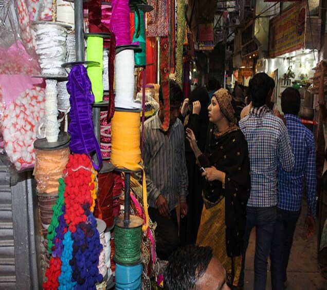 Varanasi: Private Evening Handicraft Market Tour with Dinner