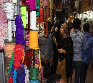 Varanasi: tour privado por el mercado de artesanías por la noche con cena