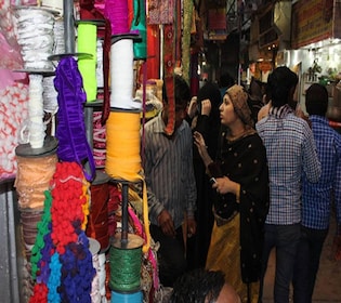 Varanasi: Private abendliche Kunsthandwerksmarkttour mit Abendessen