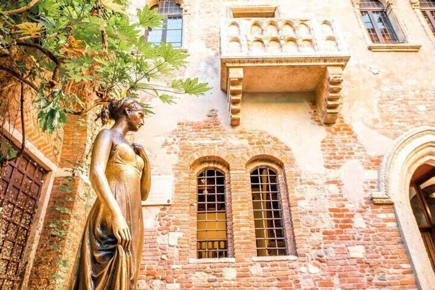 Verona Walking Tour with Audio and Written Guide by a Local