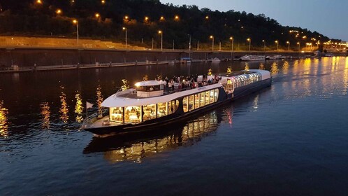 Prague: City Tour and Dinner Cruise with Hotel Pickup