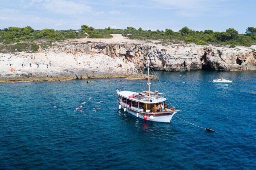 Private Boat Tour to Kamenjak and Levan Island with Lunch