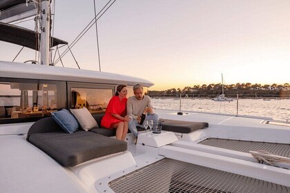 Dia Island Luxe Morning Cruise in Catamaran with Premium Menu