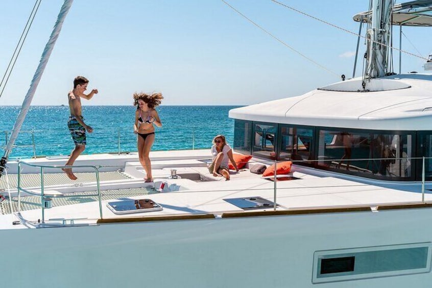 Dia Island Luxe Morning Cruise in Catamaran with Premium Menu