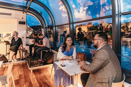 Prague : Dîner-croisière touristique sur un bateau en verre à toit ouvert