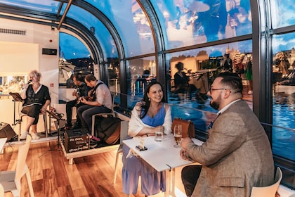 Prague : Dîner-croisière touristique sur un bateau en verre à toit ouvert