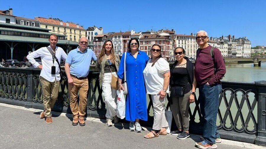 Biarritz: Visit Bayonne and Espelette Private Tour