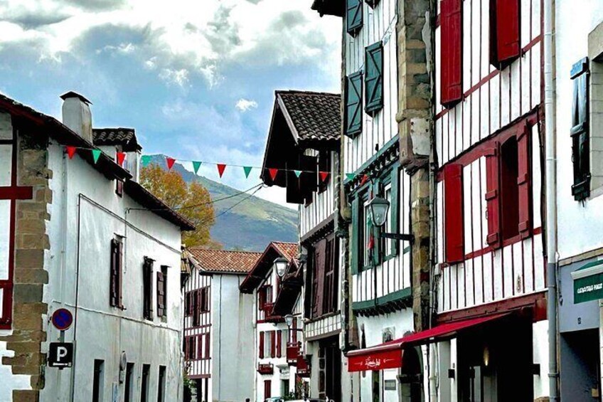 Biarritz: Visit Bayonne and Surroundings Private Tour
