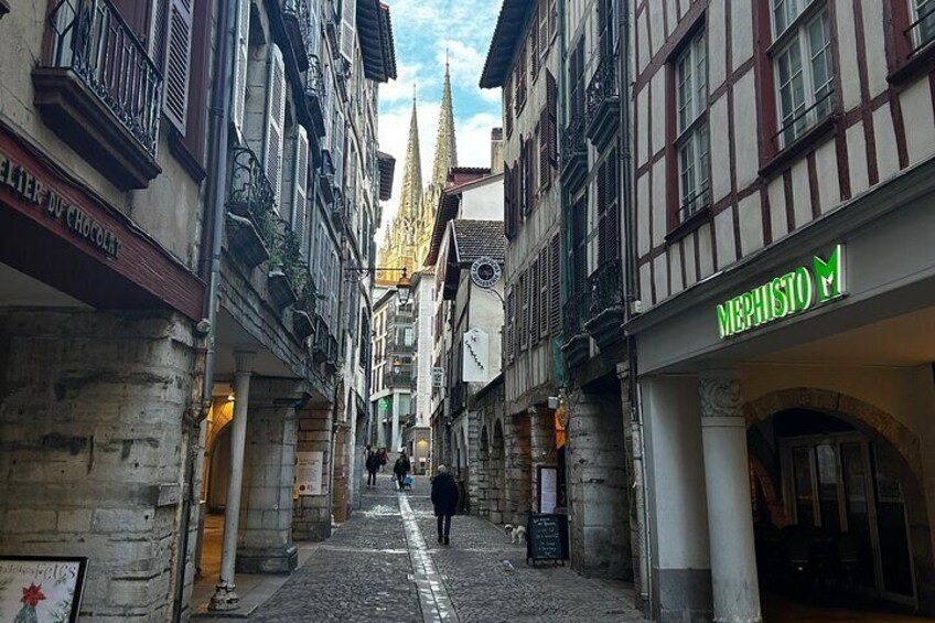 Biarritz: Visit Bayonne and Surroundings Private Tour