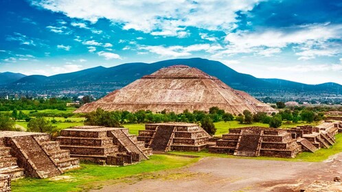 Ciudad de México: Excursión de un día a Teotihuacán y Tlatelolco en furgone...