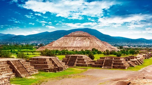 メキシコシティー：バンによるテオティワカンとトラテロルコの日帰り旅行