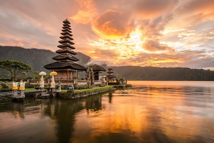 Bali : Lac Bratan, porte Handara, cascade et balançoire excursion