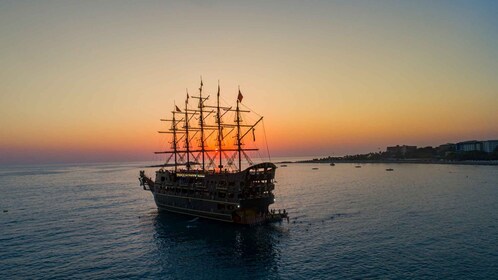 Alanya: Crucero al atardecer y fiesta en barco