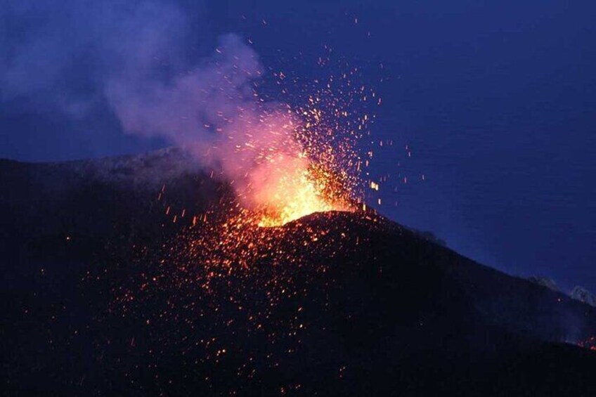 Sunset excursion on the Stromboli volcano