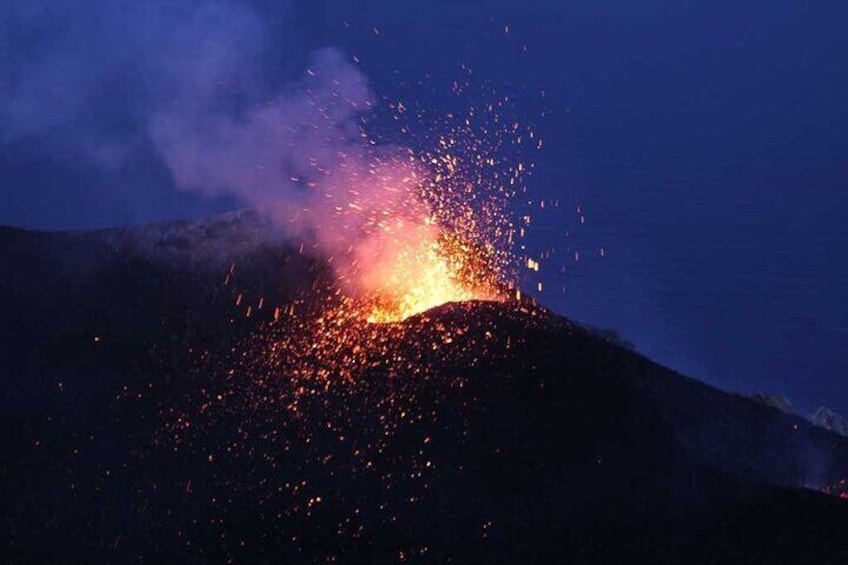 Sunset excursion on the Stromboli volcano