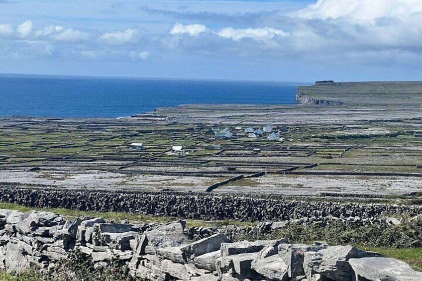 Inishmore - stone walls and dun Aonghasa 