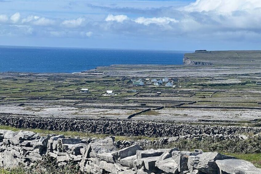 Inishmore - stone walls and dun Aonghasa