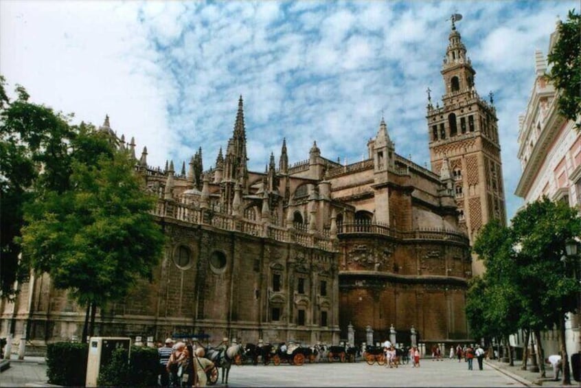 Tour to the Cathedral and the Giralda with Admission Included in Seville