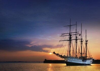 Singapore: Auringonlaskun Tall Ship Cruise 4 ruokalajin aterialla
