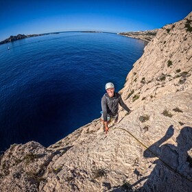 Séance de découverte de l'escalade dans les Calanques près de Marseille