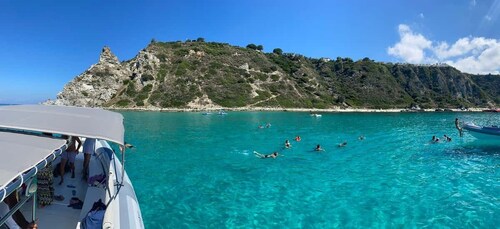 Tropea : Excursion en bateau à Capo Vaticano avec plongée en apnée et boiss...