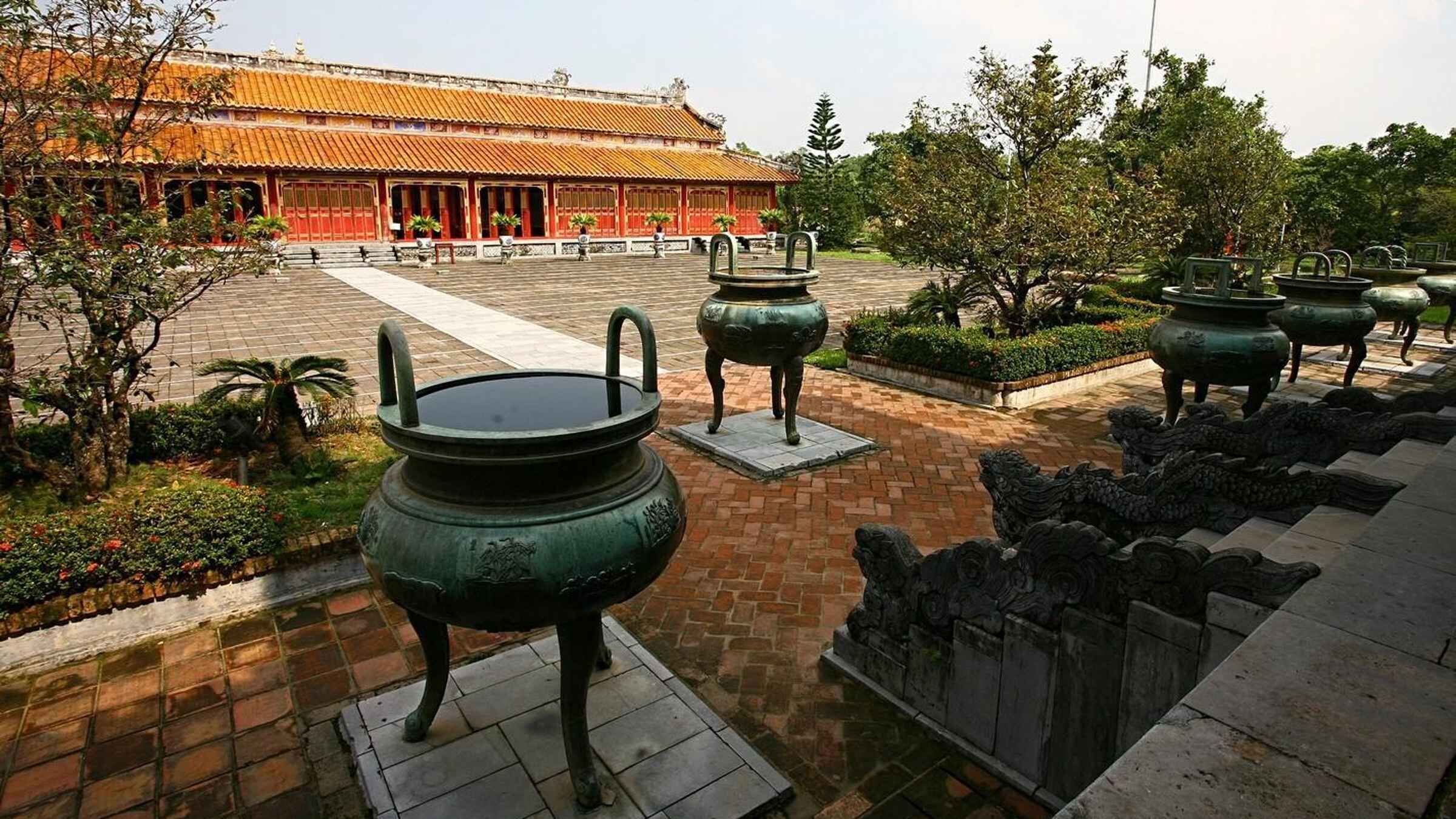 Hue Car Rental with Driver for Transfer Trip and Sightseeing