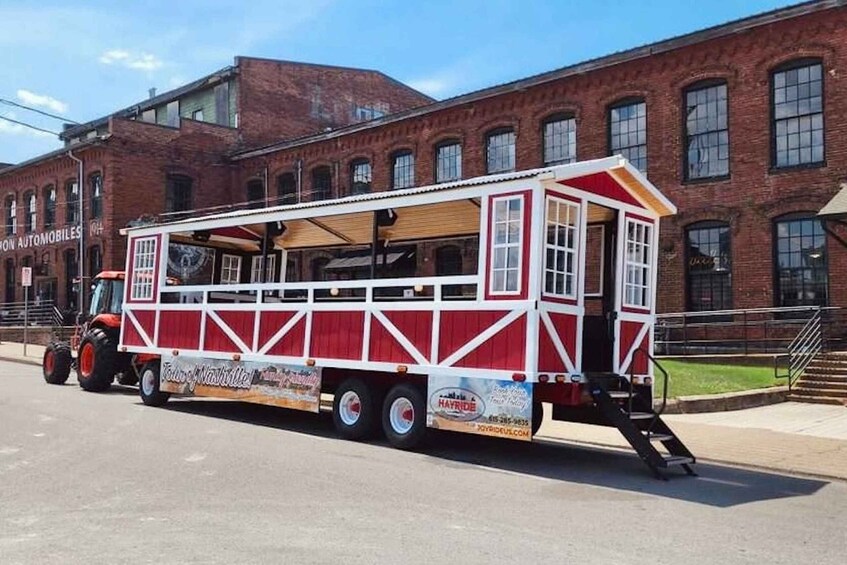 Picture 1 for Activity Nashville: Guided Hayride Tractor Ride and Sightseeing Tour