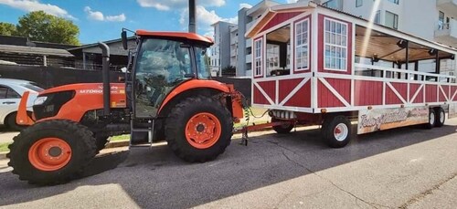 Nashville: Nashville: Opastettu heinäkärryn traktorikyyti ja kaupunkikierro...