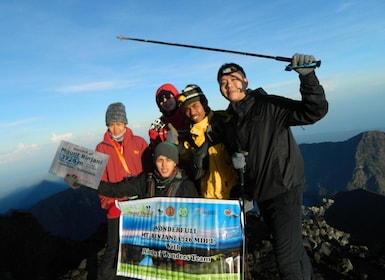 3D2N fotturer på Rinjani-fjellet til topps, innsjø og varm kilde