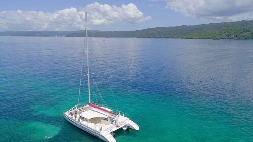 Samaná: Catamaran Boat Tour with Snorkeling and Lunch