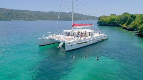 Samaná: Catamaran boottocht met snorkelen en lunch