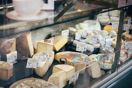 Edinburgh: Cheese Crawl with Local Guide