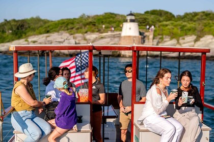 Newport: Crucero con cócteles al atardecer en el Rum Runner II