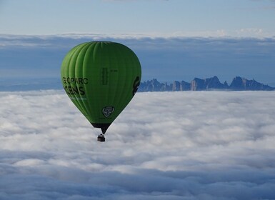 Heißluftballonfahrt und Segelabenteuer ab Barcelona