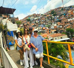 Medellín:Comuna 13 tour with Spray Painting and Street food