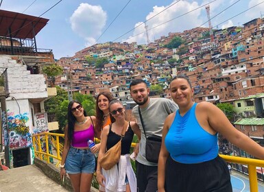 Medellín:Comuna 13 tour with Spray Painting and Street food