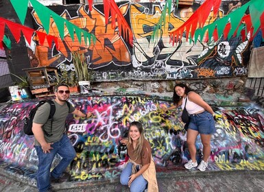 Medellín: Recorrido por la Comuna 13 con pintura en aerosol y comida callej...